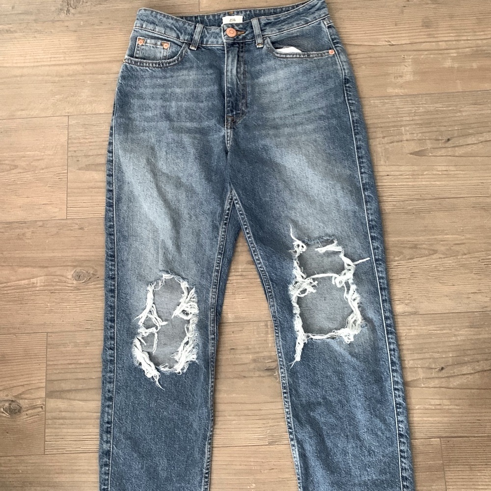 Ripped high rise mom jean.